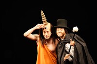 ピースのコント「ハンサム男爵とバケモノ」の様子。