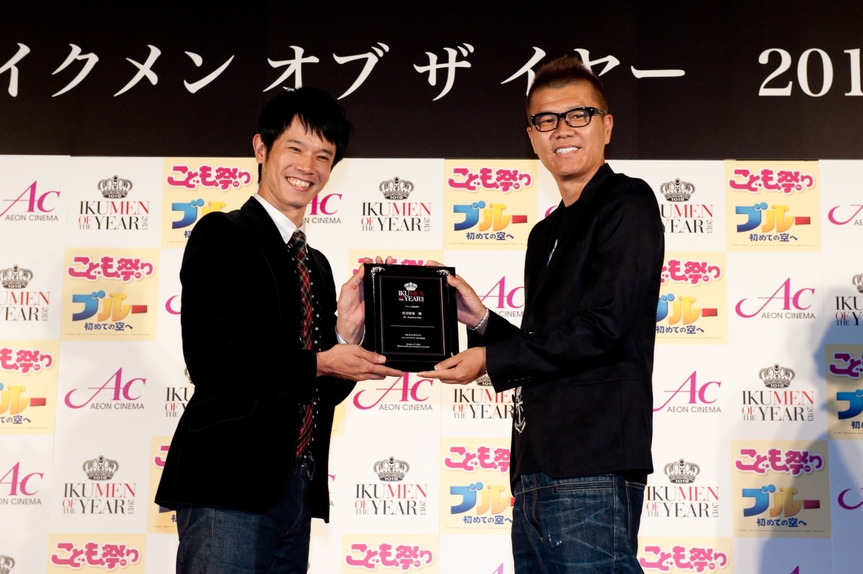 品川庄司・庄司（左）と、おちまさと（右）。