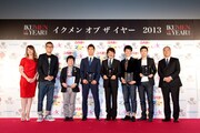 「イクメン オブ ザイヤー2013」授賞式に出席した品川庄司(右から2人目、3人目)ら。