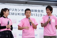 東ちづる、間寛平、中山雅史（左から）。