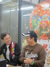 「よしログ」の「1000回記念ウィーク」MCを務めた130R。