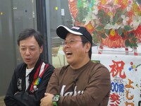 板尾の父が毎年送ってくる年賀状の名前がペンネームだったことに驚くほんこん。板尾は「なめたらあかんで」と警告。