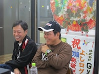 2丁拳銃・小堀のダメ出しをする2人。しかしほんこんが130Rのネタ自慢をすると、小堀顔に。