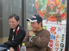 2丁拳銃・小堀のダメ出しをする2人。しかしほんこんが130Rのネタ自慢をすると、小堀顔に。