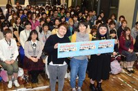 「よしもと1DAYアカデミー2013『ハリセンボン・渡辺直美特別講義』」を開催したハリセンボンと渡辺直美。