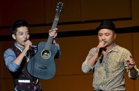 「リトルマーチン」を愛用する、どぶろっく森（左）。この日演奏したギターは新調したもの。