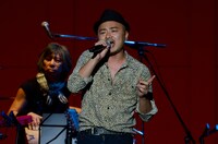 どぶろっく江口（手前）と、三沢またろう。