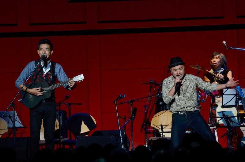 「MARTIN CLUB JAPAN Presents Rebirth Tour 2013 ～きらめきの街へ～ 10th Anniversary」内のコンサートに出演した、どぶろっく。後方右はパーカッショニストの三沢またろう。