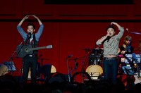 客席とコールアンドレスポンスを繰り広げる、どぶろっく。