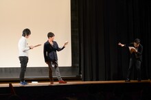 豊本作のコント「最上階の戦い」を読み合わせる東京03。