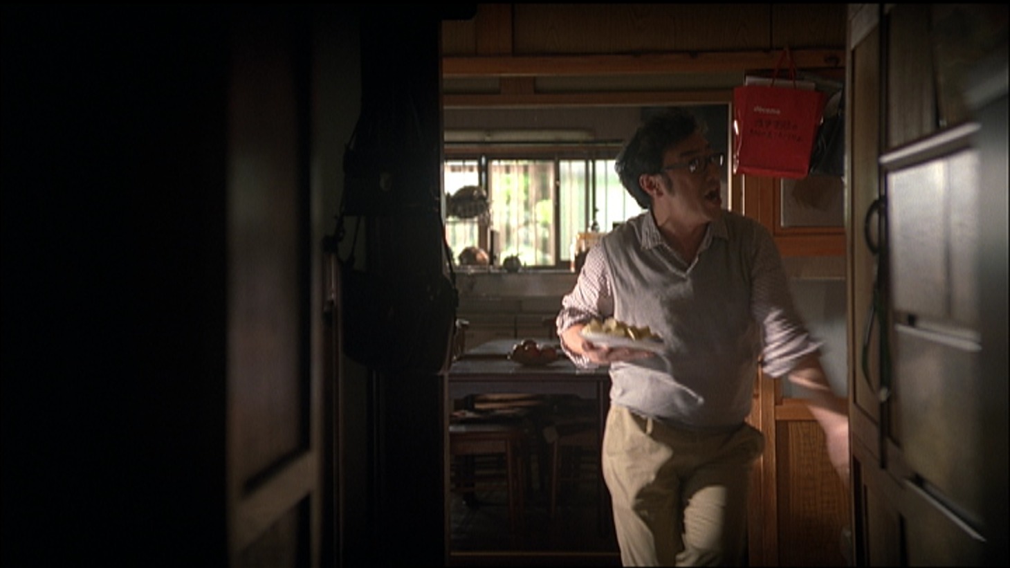 dビデオ powered by BeeTVのTVCM第3弾「家編」の一場面。