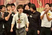 本戦サーキット第1戦で2位と発表され、ステージ中央に出てくるスパナペンチ。