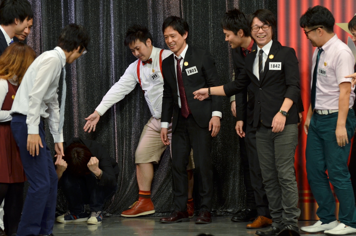 「THE MANZAI 2013」本戦サーキット第1戦で風藤松原の1位が発表され、喜びのあまりしゃがみこむ松原（後方左）と、笑顔を見せる風藤（右から2人目）。