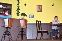 「頑張れ！岩崎君」と題したショートストーリーに登場した、小林麻耶、かもめんたる岩崎（左から）。