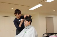 大島の頭にバリカンを入れる水川あさみ。