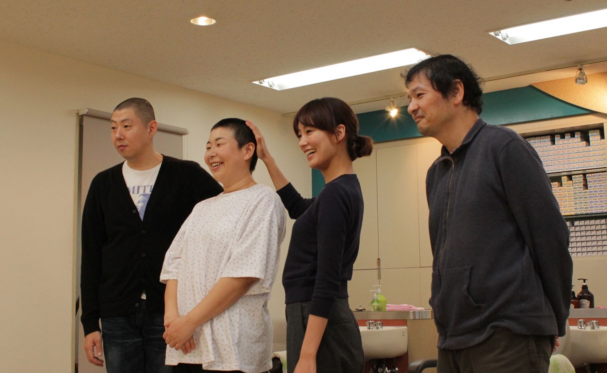 断髪式を行い坊主頭になった森三中・大島（左から2人目）。
