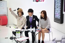 MCのエレキコミックやつい、堀潤、吉木りさ（左から）。