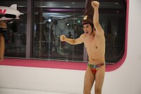 「ごぼうのうた」を歌い踊る小島よしお。