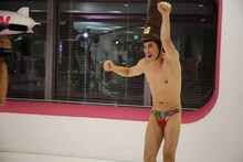 「ごぼうのうた」を歌い踊る小島よしお。