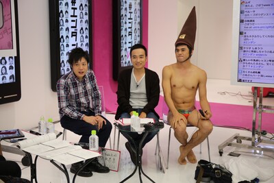 「＃エンダンW」にゲスト出演した、かもめんたると小島よしお（左から）。