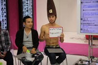 自身が生み出したおぱピヨちゃんの活用法を模索する小島よしお（中央）。