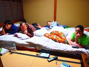 DVD「東野・岡村の旅猿3 プライベートでごめんなさい… 築地で海外ドラマ観まくりの旅 プレミアム完全版」の一場面。(c)「東野・岡村の旅猿3」製作委員会