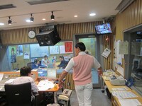 スタッフの労をねぎらいながらスタジオに入る春日。