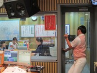 ドアを“春日開け”する春日。