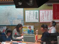 桜林デスクのニュースを神妙に聞く春日。