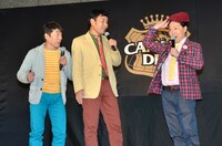 「くるりんぱ」を披露する上島（右）。