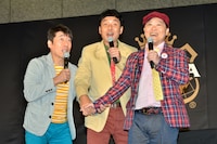 トークがウケた喜びから、3人で固く握手を交わすダチョウ倶楽部。
