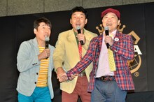 トークがウケた喜びから、3人で固く握手を交わすダチョウ倶楽部。