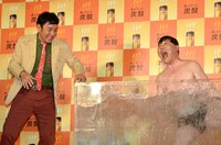 熱湯風呂にダイブした上島（右）と、肥後（左）。