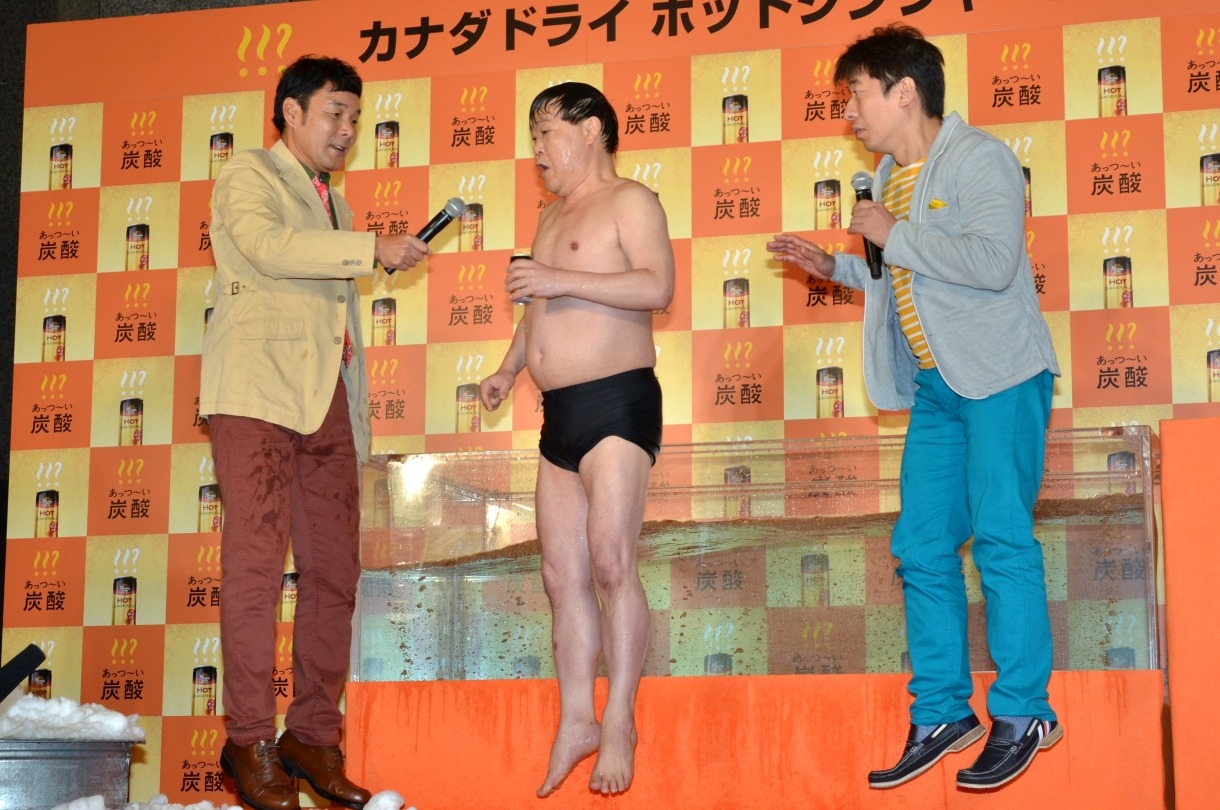 宙に浮くダチョウ倶楽部。