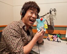 「オギー＆コックローチ2」ナレーション収録時の原口あきまさ。