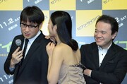 副島に耳打ちされてタジタジになる米粒写経・サンキュータツオ（左）。