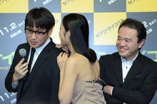 副島に耳打ちされてタジタジになる米粒写経・サンキュータツオ（左）。