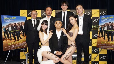 イベント後のフォトセッションの様子。（前列左から）若木萌、水道橋博士、副島美咲。（後列左から）プチ鹿島、マキタスポーツ、米粒写経。