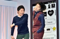 コントを披露する、しずる。