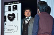 ステージに姿を見せた瞬間、しずるに追い返され、悲しげな表情を浮かべる南海キャンディーズ山里（中央）。