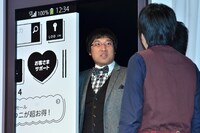 ステージに姿を見せた瞬間、しずるに追い返され、悲しげな表情を浮かべる南海キャンディーズ山里（中央）。