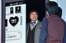 ステージに姿を見せた瞬間、しずるに追い返され、悲しげな表情を浮かべる南海キャンディーズ山里（中央）。