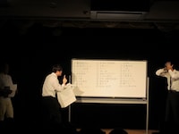 抽選で引いたネタをノリノリで発表する変なテンションのラバーガール。