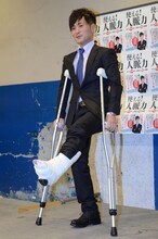 ギプスのヒールを見せるカラテカ入江。松葉杖をつきながら「痛々しい姿ですみません」と陳謝しながらも、元気な様子を見せた。