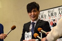 取材に応じるカラテカ入江。