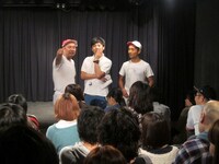 「毒蝮三太夫、お客さんに悪態つくもなんか憎めない対決」は、「バカだねこいつ最前列なんかに座って」「長生きしろよ」など、2人セットで言って回ってドロー。