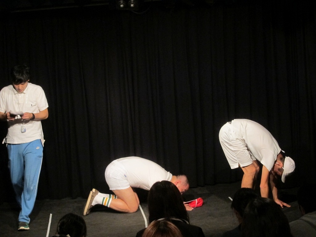 「今が旬！私に土下座してもらおう！土下座走対決」ゴールの瞬間。