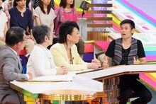 「日曜ビッグバラエティ 徳光＆ピン子＆ミッツのもしも突然芸能人が家族になったらどうなる!?」で2泊3日の家族体験に挑戦した品川庄司・品川（右端）。(c)テレビ東京