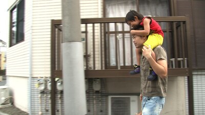 「日曜ビッグバラエティ 徳光＆ピン子＆ミッツのもしも突然芸能人が家族になったらどうなる!?」で2泊3日の家族体験をする品川庄司・品川。(c)テレビ東京