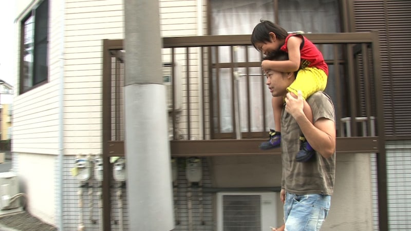 「日曜ビッグバラエティ 徳光&ピン子&ミッツのもしも突然芸能人が家族になったらどうなる!?」で2泊3日の家族体験をする品川庄司・品川。(c)テレビ東京